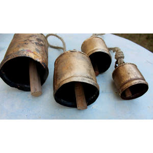 Juego de 4 Campanas de Vaca XL Doradas Antiguas, Campanas Gigantes Artesanales Vintage Rústicas para Colgar, Decoraciones Navideñas de la Suerte XL - Product Image 3