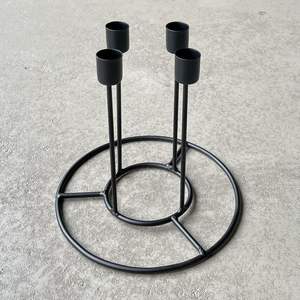 เชิงเทียนโลหะตกแต่งทันสมัยหรูหราพร้อมเส้นสายที่เพรียวบางสำหรับใช้งานอเนกประสงค์ในบ้านหรือของตกแต่งงานทางการ - Product Image 3