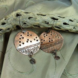 Boucle d'oreille en cuivre au look antique fait à la main avec charme vintage parfait pour les festivals traditionnels et les occasions culturelles - Product Image 6