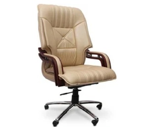 Silla de oficina ejecutiva con respaldo alto de cuero Beige, reposacabezas ajustable, reposabrazos de madera, asiento acolchado, Base giratoria negra para mayor comodidad - Product Image 1