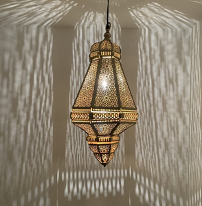 Il s'agit de multiples lampes marocaines perforées sphériques dorées suspendues au plafond, disponibles à des prix de gros. - Product Image 4