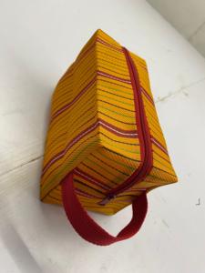 กระเป๋าเครื่องสำอางแบบซิปทำจากไนลอนรีไซเคิล เป็นมิตรกับสิ่งแวดล้อม ใช้ซ้ำได้  กระเป๋าโท้ทลายทางสำหรับเดินทางไปทะเล  พร้อมป้ายโลโก้ตามสั่ง - Product Image 3