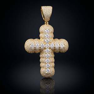 Pendentif croix de luxe Imperial Radiance avec maillons cubains taillés en diamant et pierres CZ glacées en or jaune - Product Image 5