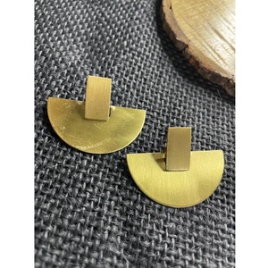 Suministro directo de fábrica Pendientes de tuerca de metal dorado de lujo Aleación chapada para ropa formal y nupcial Disponible al mejor precio - Product Image 1