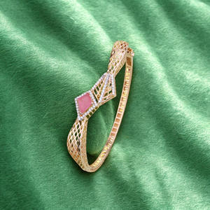กำไลข้อมือทองประดับเพชรสำหรับผู้หญิง พร้อมหินสีชมพู ดีไซน์ลายตาข่ายทันสมัย น้ำหนักเบา สวมใส่ได้ทุกวัน - Product Image 4