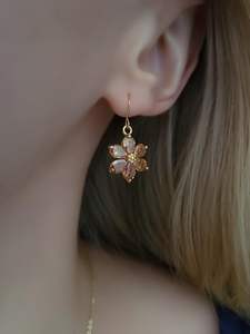 Boucles d'oreilles à crochet en forme de fleur en quartz à changement de couleur naturel, plaquées or, en argent sterling, style vintage victorien, cadeau pour maman - Product Image 2