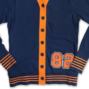 Suéter de botón de punto grueso de otoño personalizado para hombre, cárdigan suelto informal con parche de chenilla estampado con cuello en V - Product Image 5