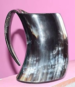 Mug en corne poli artisanal et écologique, grand verre, style nordique, motif animal - Product Image 3