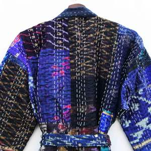 Veste Kantha en patchwork de soie faite à la main, style kimono japonais, vêtement de plage bohème, hiver, multicolore, ceinture à nouer - Product Image 6