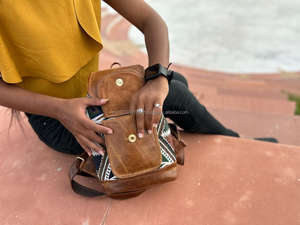 กระเป๋าเป้สะพายหลังหนังแจ็คการ์ดแบบมีเชือกผูกทำด้วยมือสไตล์วินเทจสไตล์ตะวันตกสไตล์อินเดียหนังแท้งานเย็บด้วยมือ - Product Image 3