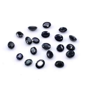 Saphir noir naturel non traité, ovales calibrés 5x6mm et 6x7mm, taille poire facettée, hauteur 8mm - Product Image 1