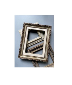 Cadre photo en bois moderne et élégant, conçu pour rehausser l'aménagement intérieur grâce à ses lignes nettes et élégantes. - Product Image 2