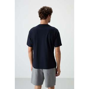 เสื้อยืดคอตตอนทรงโอเวอร์ไซส์สีน้ำเงินกรมท่าสำหรับผู้ชาย ยี่ห้อ Air Jones ผิวสัมผัสหนาพิเศษ พร้อมลายกราฟิก เหมาะสำหรับใส่ลำลอง - Product Image 5