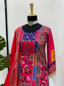 Top en soie Reyon de la collection ethnique de qualité supérieure présentant Chikan Kari avec paillettes et micro intérieur assorti en gros - Product Image 3