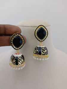 Conjunto de pendientes Jhumka esmaltados de medianoche Impresionante fusión de arte mogol Ornamentación única Latón Producto a granel Diseño personalizado - Product Image 2