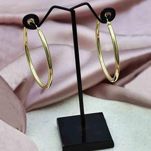 Venta al por mayor 14K 18K 24K Pendientes de aro chapados en oro, Pendientes clásicos, Pendientes de aro de moda, Joyas de oro relleno de latón Oro Joyeria. - Product Image 1