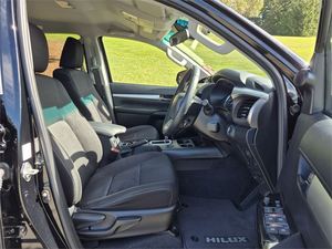Auto Usado Super Limpio 2024, Hilux SR5 2.8DT Diésel, Automático, Volante a la Izquierda, 4x4, Asientos de Cuero, Techo Corredizo, Listo para Enviar - Product Image 2