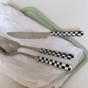 Juego de cubiertos con mango de resina verde y blanca con cabeza plateada, aspecto único y elegante, adecuado para regalos en casa, reuniones familiares - Product Image 4