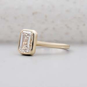 Bague de fiançailles solitaire en diamant de laboratoire taille émeraude certifiée IGI pour femme avec sertissage clos en or - Product Image 3