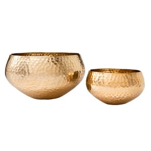 Lot de 2 bols de service martelés en métal de haute qualité Set Fancy Design Table Bols de service décoratifs pour aliments et collations en vente - Product Image 1