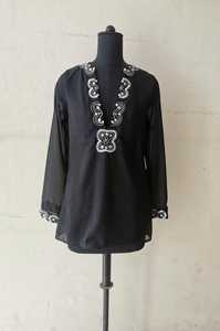 Caftán bordado con cuello en V de diseño personalizado, Túnica de playa de longitud corta de color nude con lazo en la cintura de talla grande XL - Product Image 3