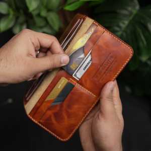 No. Cartera Larga Bifold de Cuero Genuino Hecha a Mano Estilo Vintage Color Bronceado con Cierre Abierto y Tarjetero – Estilo Encantador - Product Image 3