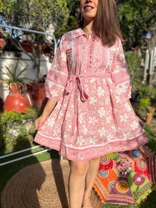 ชุดเดรสสั้นสไตล์โบฮีเมียน ทำมือจากผ้าฝ้ายอินเดีย 100% เป็นมิตรกับสิ่งแวดล้อม ลายดอกไม้ สำหรับผู้หญิง ใส่ไปงานปาร์ตี้ฤดูร้อน ของขวัญงานแต่งงานแบบธรรมชาติ - Product Image 2