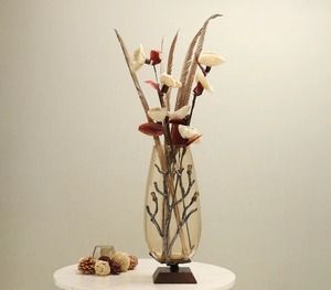 Vase vintage élégant en métal avec verre doré Superbe pièce maîtresse de style antique parfaite pour la table à manger de salon ou le bureau - Product Image 1