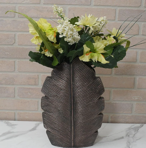 Distintivo jarrón de aluminio en tonos bronce con forma de hoja texturizada que ofrece una pieza inspirada en la naturaleza para sus arreglos florales - Product Image 1