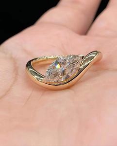 Anillo Moderno de Moissanita con Corte Marquesa, Color D, Claridad VVS, Banda Trenzada con Pavé, Oro Sólido de 14K, Regalo Único de Compromiso o Promesa - Product Image 1