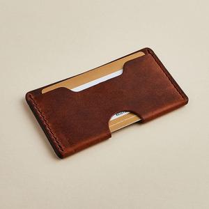 Tarjetero de cuero Delgado Iniciales personalizadas Cartera de tarjeta minimalista hecha a mano para hombre Logotipo y colores personalizados - Product Image 1