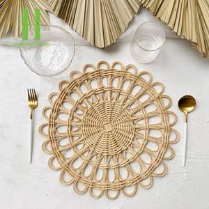 Nouveau choix de napperons en rotin naturel décor vaisselle variété de tailles décorations personnalisées pour noël fait à la main du Vietnam - Product Image 1