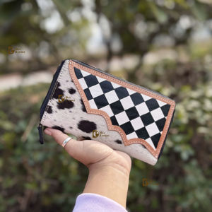 Estuche para Teléfono con Cartera de Cuero Tallado a Mano de Diseño Moderno, Elegante Cartera de Cuero Vacuno con Estampado de Cuadros para Mujer - Product Image 1