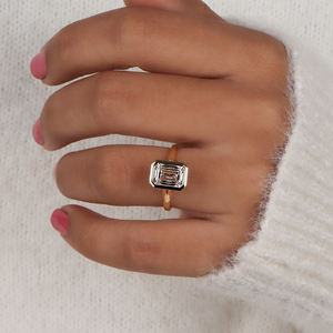 Bague de fiançailles solide en or 10 carats luxueuse avec lunette en diamant cultivé en laboratoire taille émeraude Bague cadeau de style tendance pour femme IGI - Product Image 1