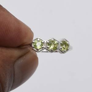 Vente en gros de bagues Sobiz Designs unisexes, minimalistes et délicates en argent sterling 925 avec pierre précieuse péridot naturellement taillée, bijoux de mode pour tous les jours - Product Image 5