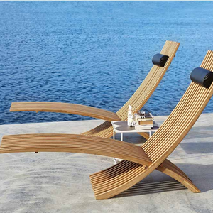 Chaise longue en teck massif à lattes courbées avec un design ergonomique en forme de vague pour les hôtels, les villas, les cours et les piscines - Product Image 1