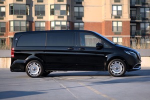 รถเมอร์เซเดส-เบนซ์ เมทริส ปี 2023 ตกแต่งสไตล์เมย์บัค วิ่งเพียง ~1,000 ไมล์ ปรับแต่งอย่างมาก พร้อมระบบความบันเทิงเบาะหลัง - Product Image 2