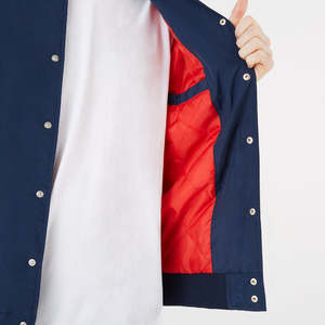 Veste de baseball boutonnée de couleur bleue unie de qualité supérieure OEM, veste universitaire personnalisée en tissu de coton à col côtelé de style universitaire pour hommes - Product Image 6