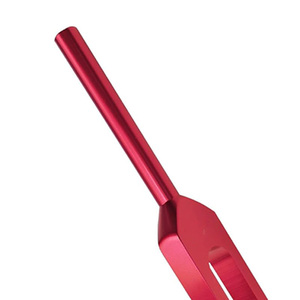 Diapasón Vibratorio con Recubrimiento Rojo y Peso para Terapia Corporal y Alineación de Chakras - Product Image 5
