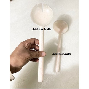 Ensemble de service à salade tendance en résine blanche écologique à l'aspect marbre, 2 pièces, motif en spirale blanc fait à la main, passe au lave-vaisselle - Product Image 6