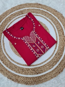 Kurti ยาวแบบพรีเมี่ยมสำหรับผู้หญิงที่มีการเย็บที่มีคุณภาพสูงสวมใส่สบายดีไซน์ทนทานเหมาะสำหรับการส่งออกและราคาไม่แพง - Product Image 5