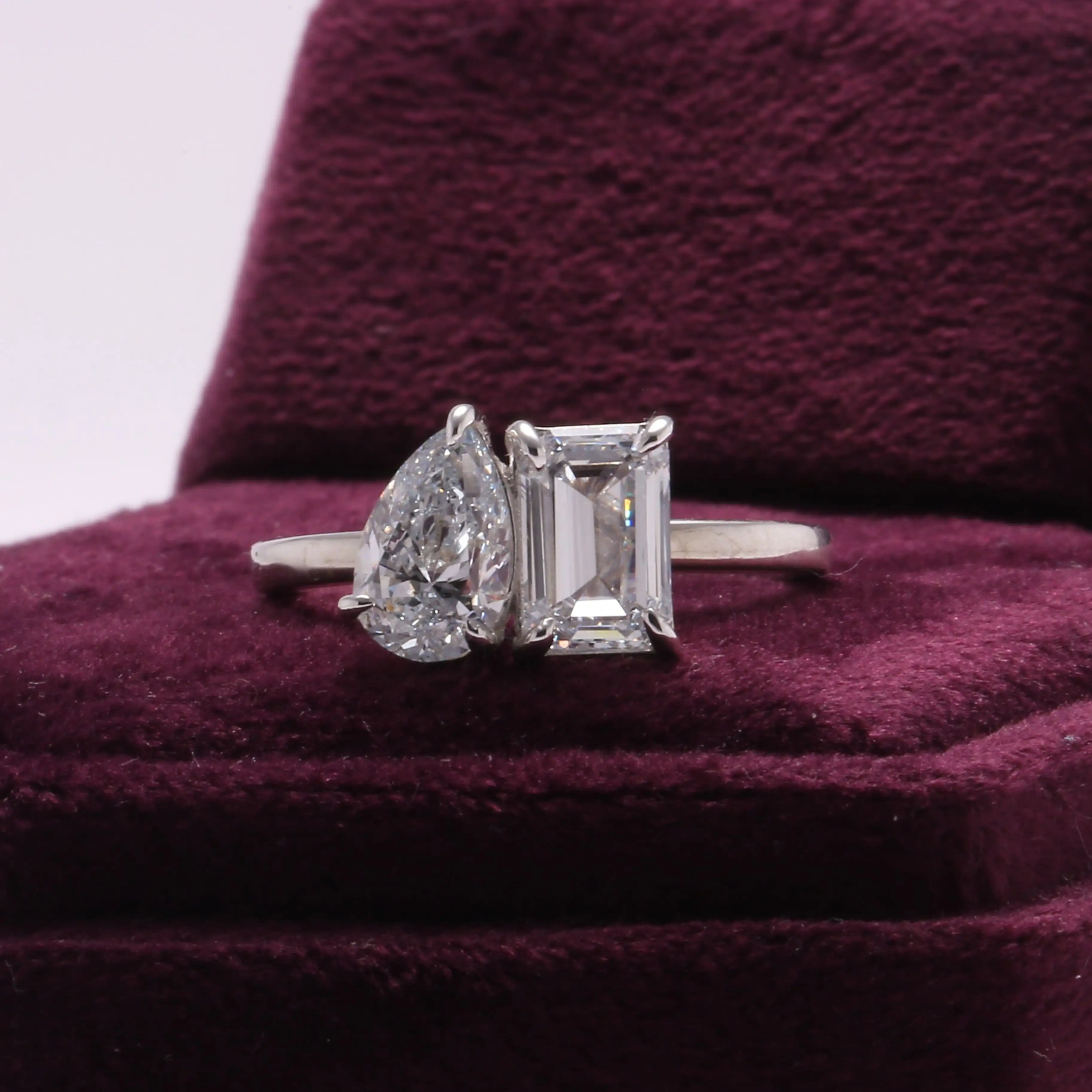 हस्तनिर्मित प्राकृतिक पन्ना और नाशपाती कट अनुकूलित सगाई की हीरे की अंगूठी त्यागी हीरे की अंगूठी ठीक गहने
