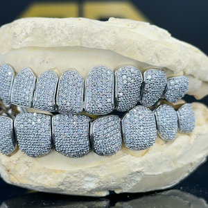 Designer élégant glacé personnalisé mens grillz fabriqués en or blanc 14kt avec des diamants moissanite vvs clarté améliorée - Product Image 1