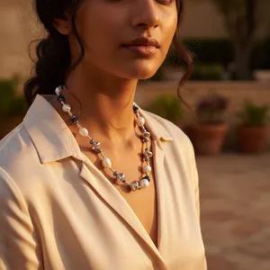 Collar de Perlas Plateadas con Detalles de Piedras Azules, Regalo para Mujer - Product Image 1