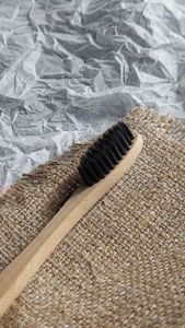 Offre Spéciale 2025 Brosse à dents en bambou avec charbon de bois Soins dentaires écologiques pour les voyages Biodégradable Sans plastique Zéro déchet - Product Image 4