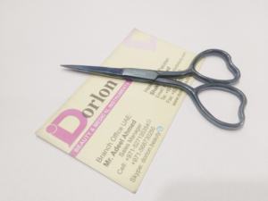 Diseño en forma de corazón Curvo Afilado Pequeño Acero inoxidable de alta calidad Acabado personalizado Manicura Tijeras para uñas Mango Pakistán - Product Image 2