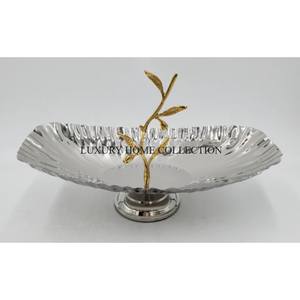 Bols de service en métal rustique à thème vintage avec un design d'inspiration antique et des formes artistiques créatives pour la décoration intérieure - Product Image 1