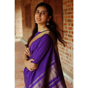 Elégant Saree en soie Lichi doux et complexe Golden Zari Design Bollywood pour les événements traditionnels d'hiver Cadeaux Fashionharbour - Product Image 5