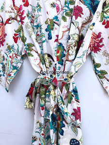 Robe Kimono blanche en coton à fleurs Robe de chambre taille unique avec imprimé fleuri pour demoiselle d'honneur pour les vêtements de nuit d'été et de printemps - Product Image 3