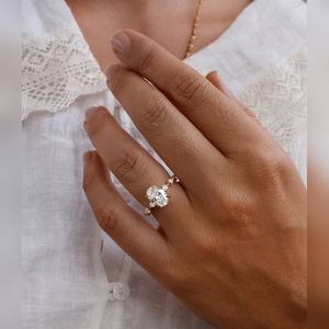 Anillo de Diamantes Ovalados en Oferta, Anillo de Compromiso con Piedra Lateral Dorada, Precio de Fábrica de Joyería Nupcial - Product Image 3